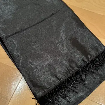 고급스러움이 느껴지는 비즈 프린지 장식 여성용 머플러 블랙