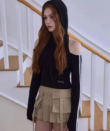 Rose Frantz 오프숄더 후드 부착 후드티 블랙 MUSINSA