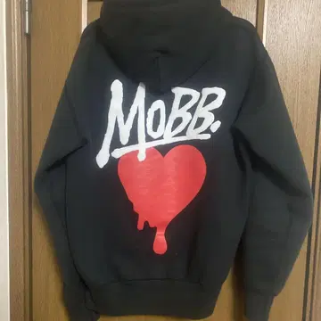 MOBB 블랙 후드티 하트 디자인