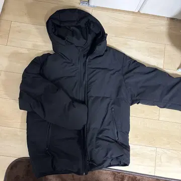 블랙 후드 부착 다운 자켓