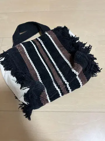 프린지 달린 스트라이프 핸드백