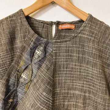 비대칭 자수 반팔 상의 PASHIONABLE