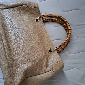 베이지 대나무 핸들 토트백