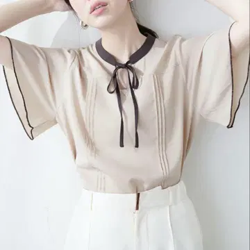 내추럴 꾸뛰르 배색 리본 플레어 소매 블라우스