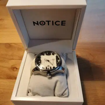 NOTICE 쿼츠 손목시계 화이트