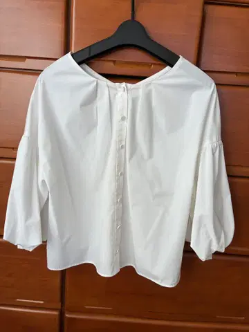 DRESSTERIOR 화이트 오부 소매 V넥 셔츠