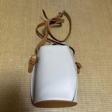 화이트 브라운 뜨개질 핸들 숄더백