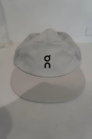on PERFORMANCE CAP 화이트 러닝