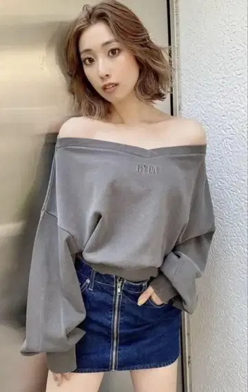 GYDA 피그먼트 오프숄더 맨투맨 상의