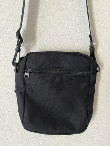 블랙 숄더백 컴팩트