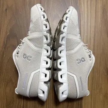 On Cloud tec 화이트 스니커즈 25.0cm