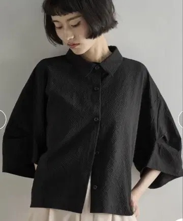 THE YOn 더 턱 하프 슬리브 시어서커 크롭 셔츠