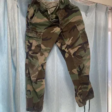 카모플라쥬 색상의 카고 팬츠