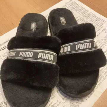 PUMA 블랙 퍼 샌들