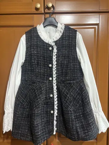 핏모어 미사용 새상품 펄 버튼 프릴 레이스 베스트