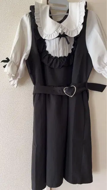 프릴 달린 블랙 미니 원피스