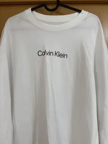 Calvin Klein 화이트 롱 슬리브 T셔츠