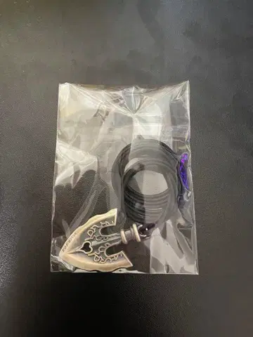 자작 목걸이 스탠드의 화살 모티브