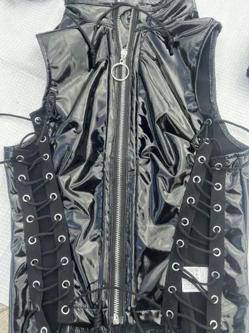 블랙 광택 뷔스티에 후드 부착