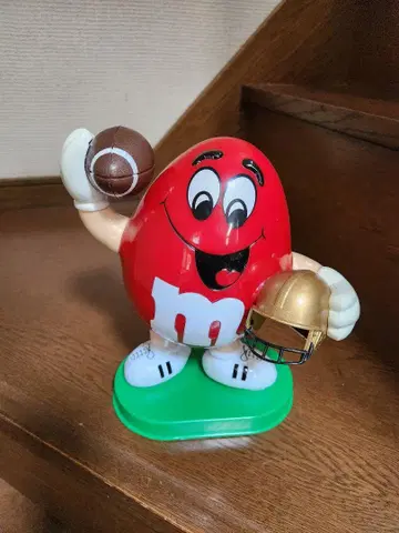 M&M's 레드 캐릭터 미식축구 포함