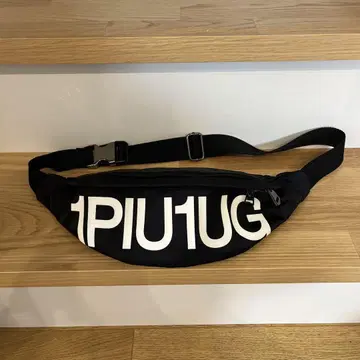 1PIU1UGUALE3 바디백 블랙 로고
