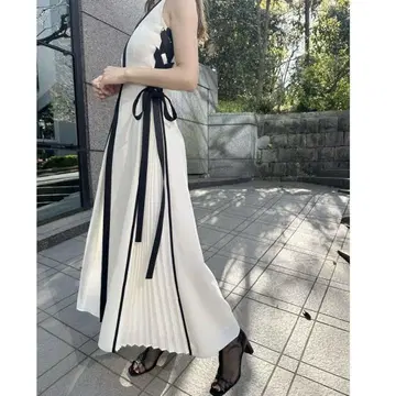 사이드 플리츠 바이컬러 원피스 아이보리