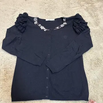 프릴 소매 꽃 자수 블랙 가디건