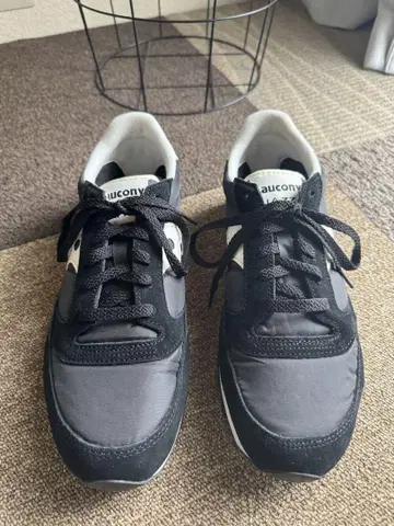 Saucony 블랙/그레이 스니커즈