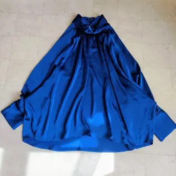 컨디션 최상 [ ZARA ] 광택 새틴 하이넥 돌먼 슬리브 블라우스