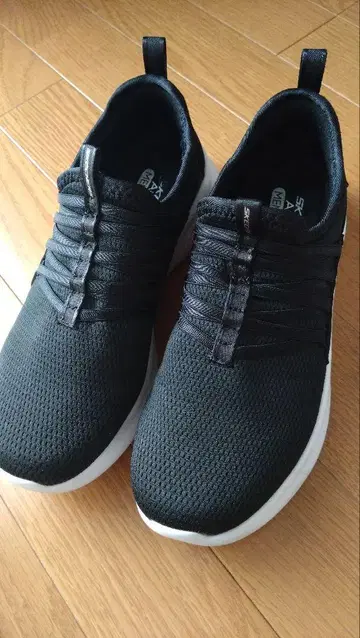 [ 새상품급 ] SKECHERS 메모리폼 스니커즈 블랙 23.5