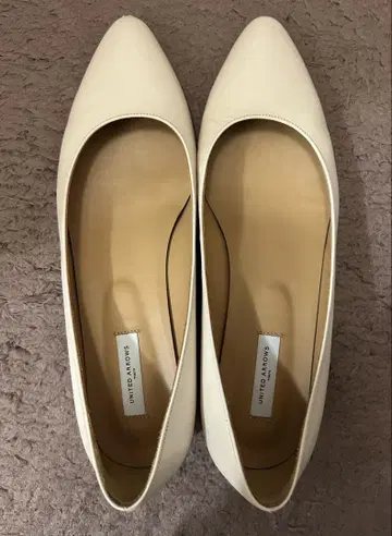 유나이티드 애로우즈 아이보리 가죽 펌프스