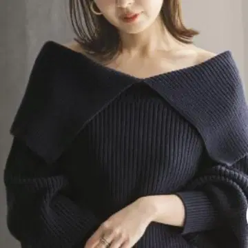 네이비 오프숄더 니트 스웨터