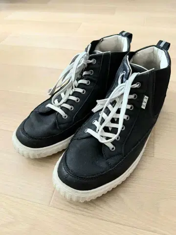 블랙 가죽 하이컷 스니커즈