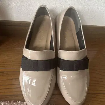 베이지 리본 포함 펌프스 25.0cm