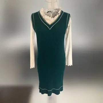 리브 편직 그린 컬러 드레스 V넥 프릴 포함