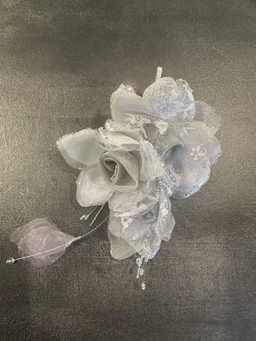그레이 계열 꽃 코사지 결혼식 등