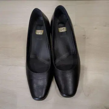 새상품급 ing 블랙 펌프스 21.5cm