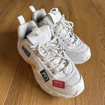 FILA 화이트 스니커즈 로고 패치 부착
