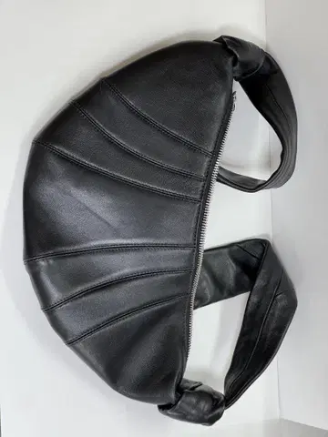 블랙 가죽 숄더백