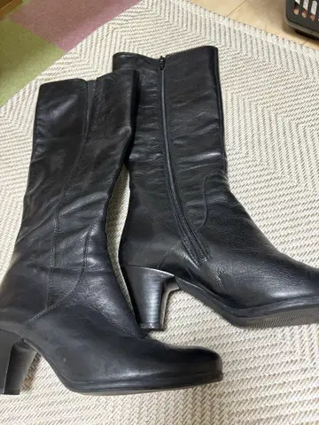 블랙 가죽 롱 부츠 중간 힐 지퍼 포함