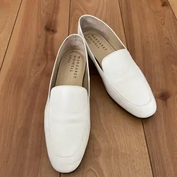 화이트 로퍼 마가렛호웰 가죽 펌프스