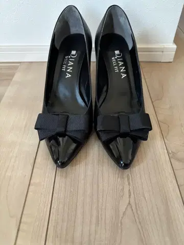 DIANA 블랙 하이힐 리본 포함