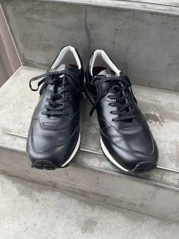 UBIQ 블랙 가죽 스니커즈