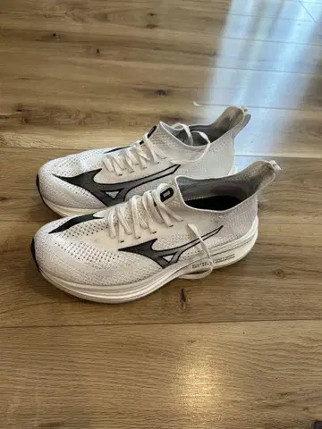 Mizuno 러닝화 화이트/블랙 네오젠 27.5cm