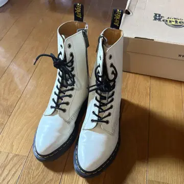 Dr. Martens 화이트 부츠