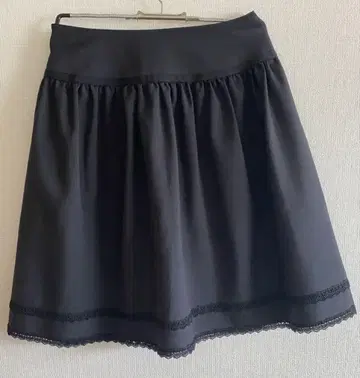 레스트로즈 플레어 스커트 무릎 기장 레이스 밑단 안감 부착 블랙 컬러