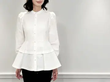 [택 포함 새상품] 펄 버튼 밴드 카라 페플럼 블라우스 사이즈 38