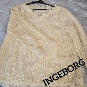 [ 착용 횟수 1회 ] INGEBORG 아이보리 레이스 편직 상의
