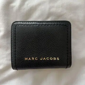 MARC JACOBS 블랙 가죽 이단 접이식 지갑