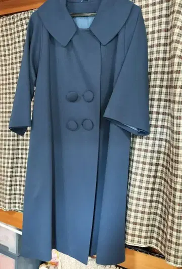그라비타스 앤드 그레이 코트